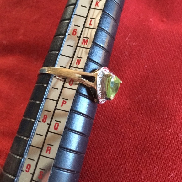 Peridot Heart 10KG Ring - Picture 3 of 5